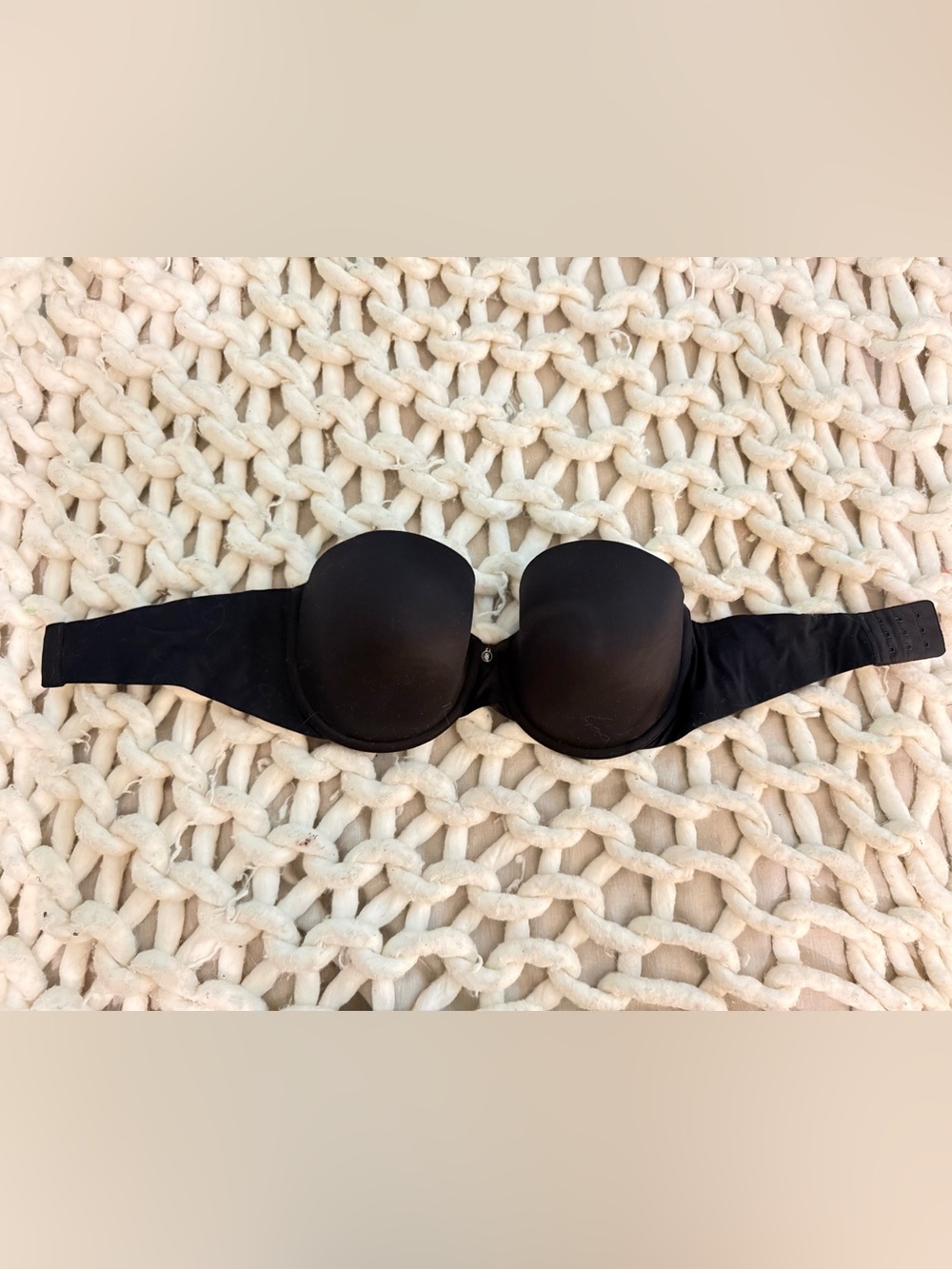 Black strapless bra